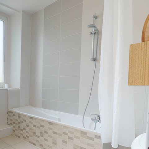 Unwind in the bathtub with a glass of Alsatian wine in hand