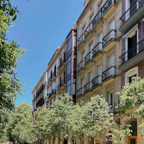 Experience the warmth and beauty of San Sebastián from this apartment in the centre