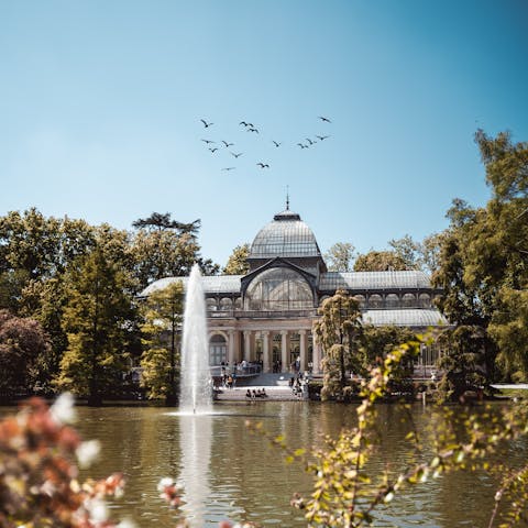 Stay just a thirty-minute scenic stroll away from the stunning gardens of El Retiro Park