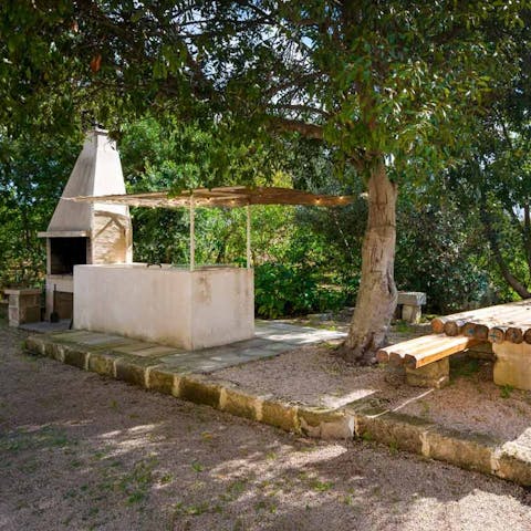 Bring your family and friends to the outdoor kitchen and serve up an al fresco feast