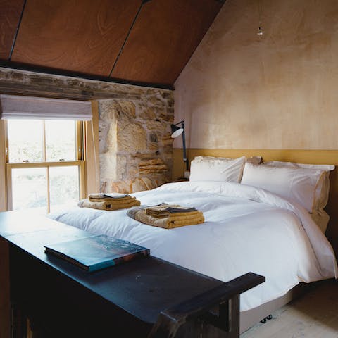 Sleep sound in the king-size bed overlooking the quiet wynd below