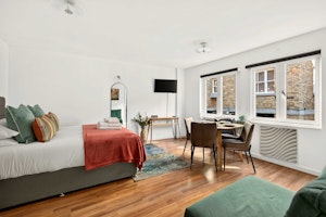 Floral Street Reverie image 7