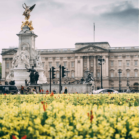 Reach London's most iconic sights, including Buckingham Palace, on foot