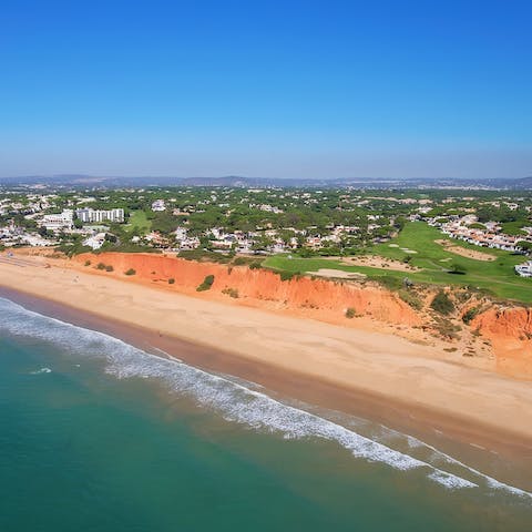 Stay within walking distance of the eateries of Santa Barbara