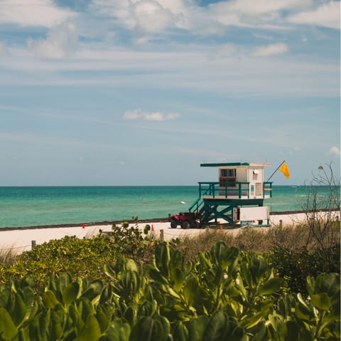 Walk to glorious Mid-Beach in under five minutes