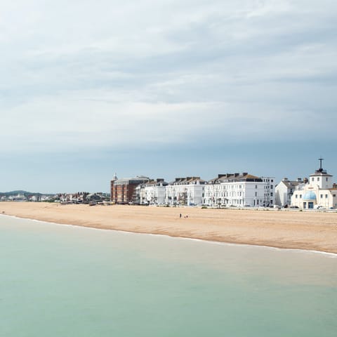 Stroll over to Deal's beach and pier to soak up some sun on the sands