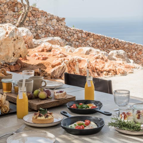 Serve up a delicious alfresco breakfast to start the day