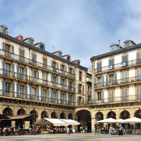 Explore San Sebastián's Old Town and historic points of interest 