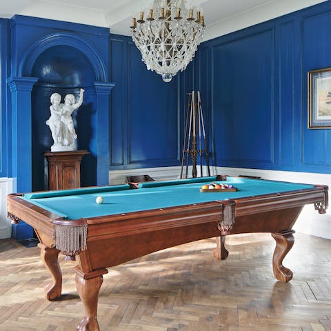 Play billiards in elegant quarters