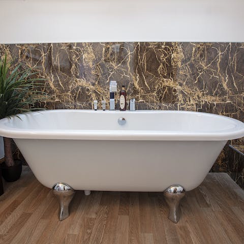 Unwind with a relaxing bubble bath after a day of rambling