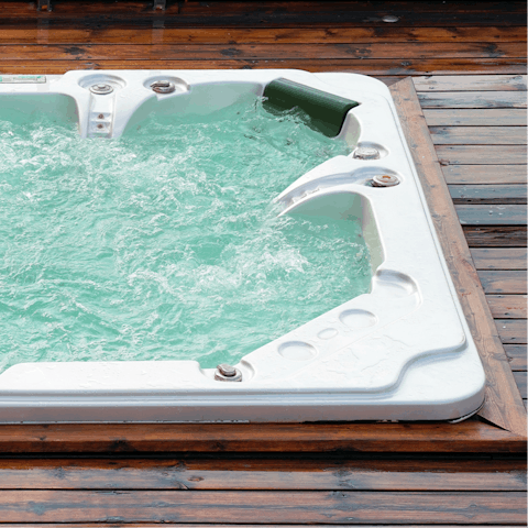 Savour a glass of whiskey as you unwind in the hot tub