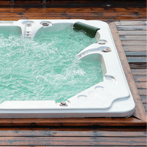 Savour a glass of whiskey as you unwind in the hot tub