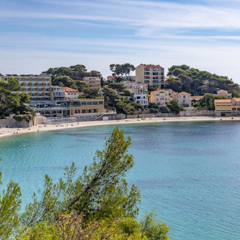 Take the short stroll down to Bandol's sheltered beach 