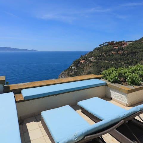 Make yourself comfortable on the sun lounger at this lookout point
