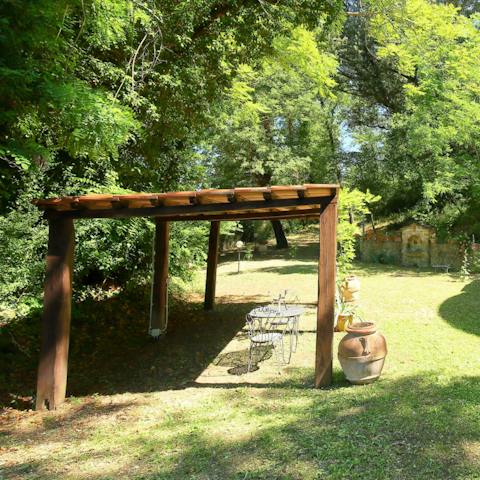 Have lunch under the shade of the pergola
