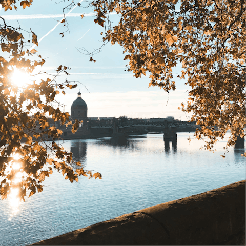 Take a scenic afternoon stroll along the Garonne