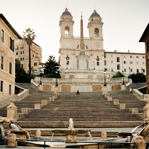 Follow in the footsteps of Audrey Hepburn and Gregory Peck and explore the Spanish Steps, a five-minute walk from this home