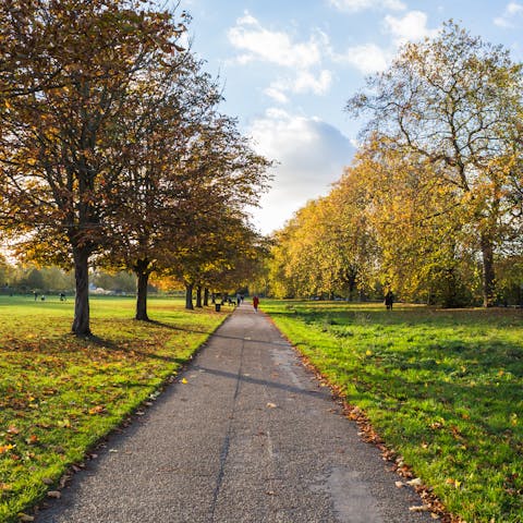 Grab a coffee and take a morning stroll through Green Park, a five-minute walk away