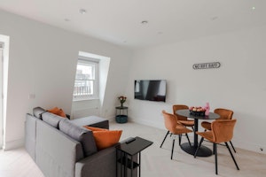 Fitzrovia Chic image 1