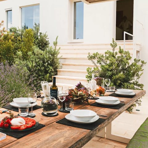 Gather around the alfresco dining table for evening feasts
