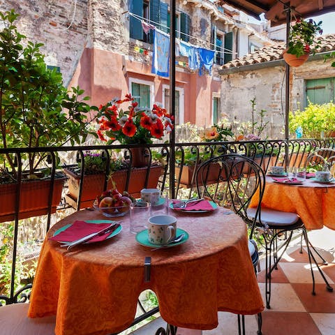 Eat in the shade of the terrace, surrounded by flowers