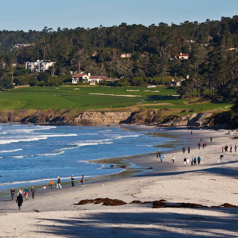 Drive ten minutes and reach Carmel Beach – your hosts provide beach gear like umbrellas and chairs