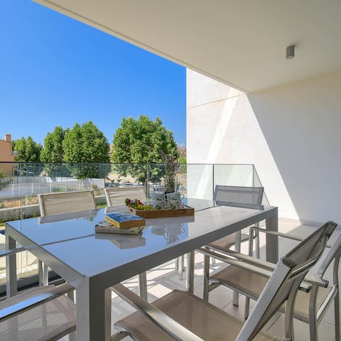 Enjoy the Spanish heat on the covered balcony and tuck into delicious dinners together