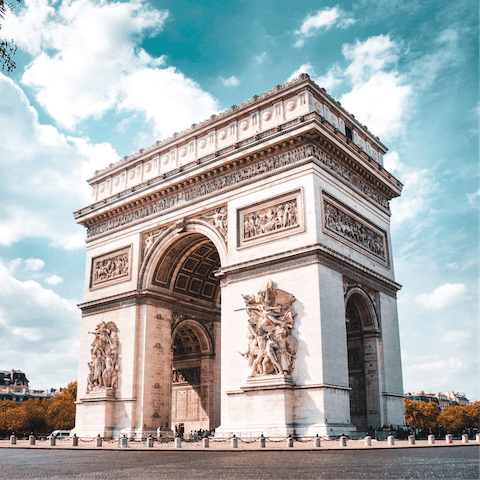 Walk to the Arc de Triomphe in fourteen minutes 