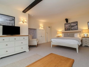 Hearthstone Manor image 9
