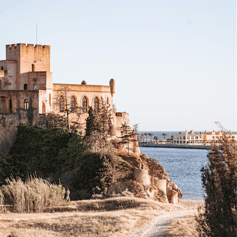 Explore Ferragudo – Praia Grande beach is a two-minute stroll away