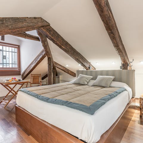 Get some rest in the bedroom with its characterful beams after a day of sightseeing in Venice