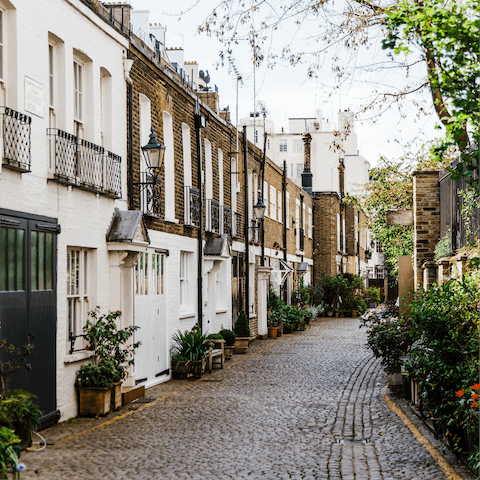Take the twenty-five-minute stroll over to well-to-do Chelsea and dine in the fancy establishments along the King's Road