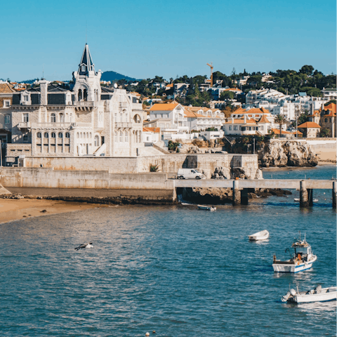 Walk into the historic centre of Cascais in twenty minutes and continue to the beach