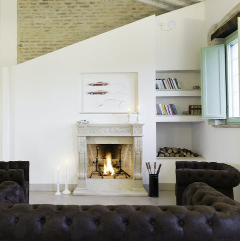 Find a cosy sitting room with a fireplace to while away the evening
