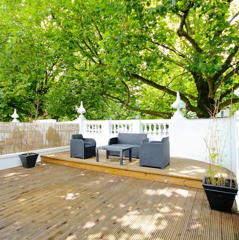 Sip alfresco drinks from your leafy deck terrace