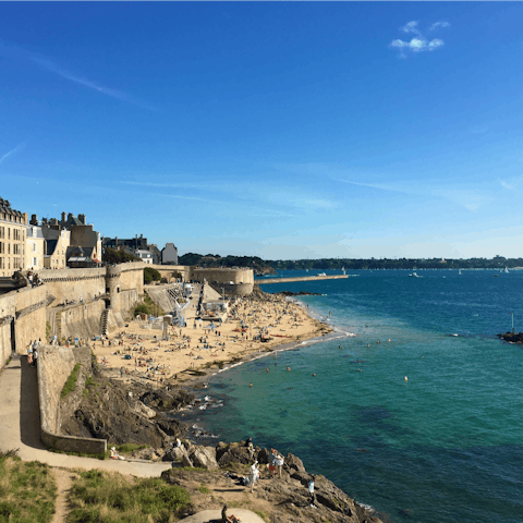 Stay in the heart of Saint-Malo, just steps away from its dramatic coastline and sandy beaches