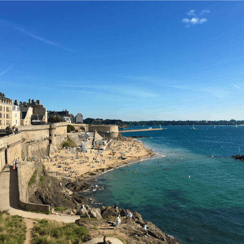 Stay in the heart of Saint-Malo, just steps away from its dramatic coastline and sandy beaches