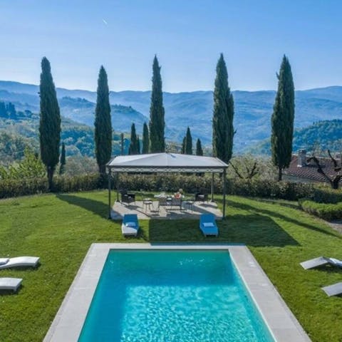 Enjoy the view of Tuscan hills from the swimming pool