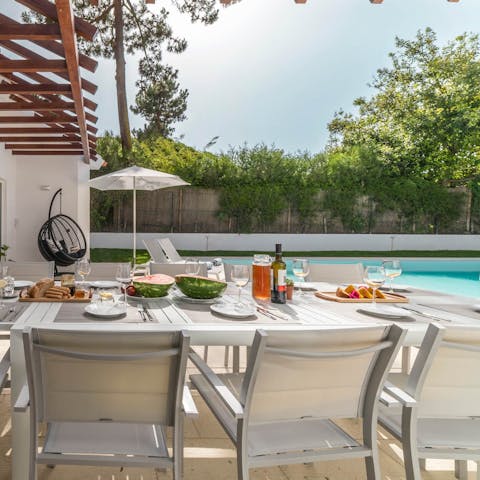 Enjoy a bit of alfresco dining together by the pool