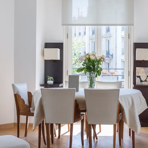 Set the large table and enjoy a meal together with a pretty view of Parisian streets