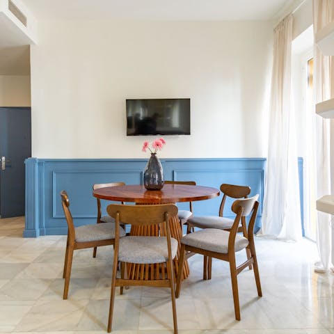 Enjoy a refreshing pause with drinks and tapas around the table