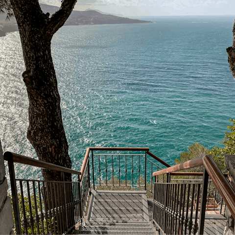 Admire beautiful views while exploring the Amalfi coast 