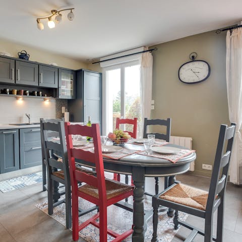 Dine together en famille in the farmhouse-style kitchen