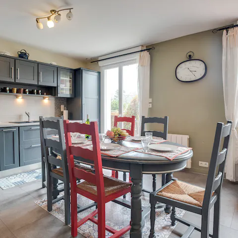 Dine together en famille in the farmhouse-style kitchen