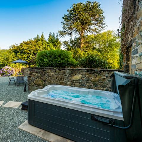 Take up residence in the home's Jacuzzi out in the garden