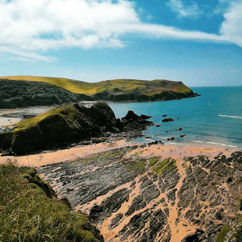 Stay in Hope Cove, walking distance from the sea