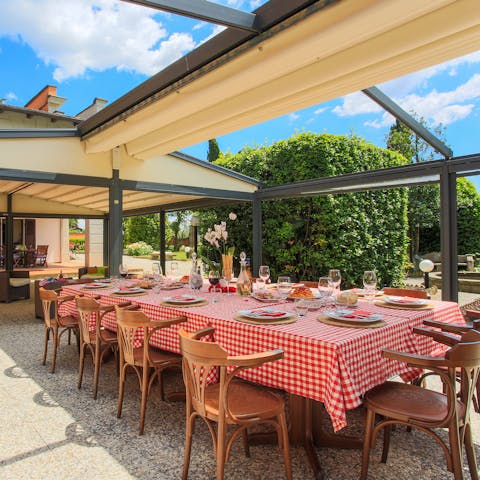 Dine outside in the sunshine or shade, the choice is yours with the retractable roof