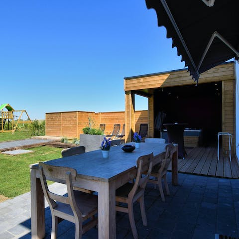 Gather for delicious alfresco meals and barbecues in the outdoor dining area 