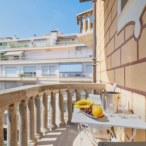 Open a bottle of bubbly and enjoy an aperitif on the sunny balcony