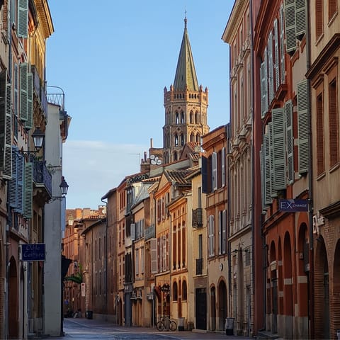 Stay within walking distance of the shops, bars and restaurants of Toulouse